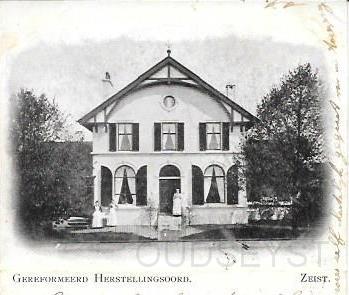 Centrum Zeist0004, Herstellingsoord. 1904.jpg - Gereformeerd Herstellingsoord Weeshuislaan nr. 4 (8) hoek Antonlaan is gebouwd rond 1880 en was in gebruik als badhuis. Rond 1895 is het badhuis gesloten en werd het een Pension, welke werd gerund door Mej. J.C. Geijl, Pensionhoudster. In 1906 Woonde hier W. Westphal, Gemeentebode. Hij liet in 1913 door Bouwkundige J. Wildschut het huis verbouwen. Er werden van het oude Badhuis 3 woningen gemaakt waarbij de serres werden aangebouwd en in 1937 zijn bij nr.6 de balkondeuren vergroot en in 1970 is een dakkapel aangebracht. De woningen zijn inmiddels afgebroken en op deze plek zullen nieuwe Appartementen en winkels verrijzen. Opname van 1902.